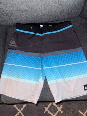 Quiksilver Men’s Black and Blue Gradient Boardshorts with Gray Accents